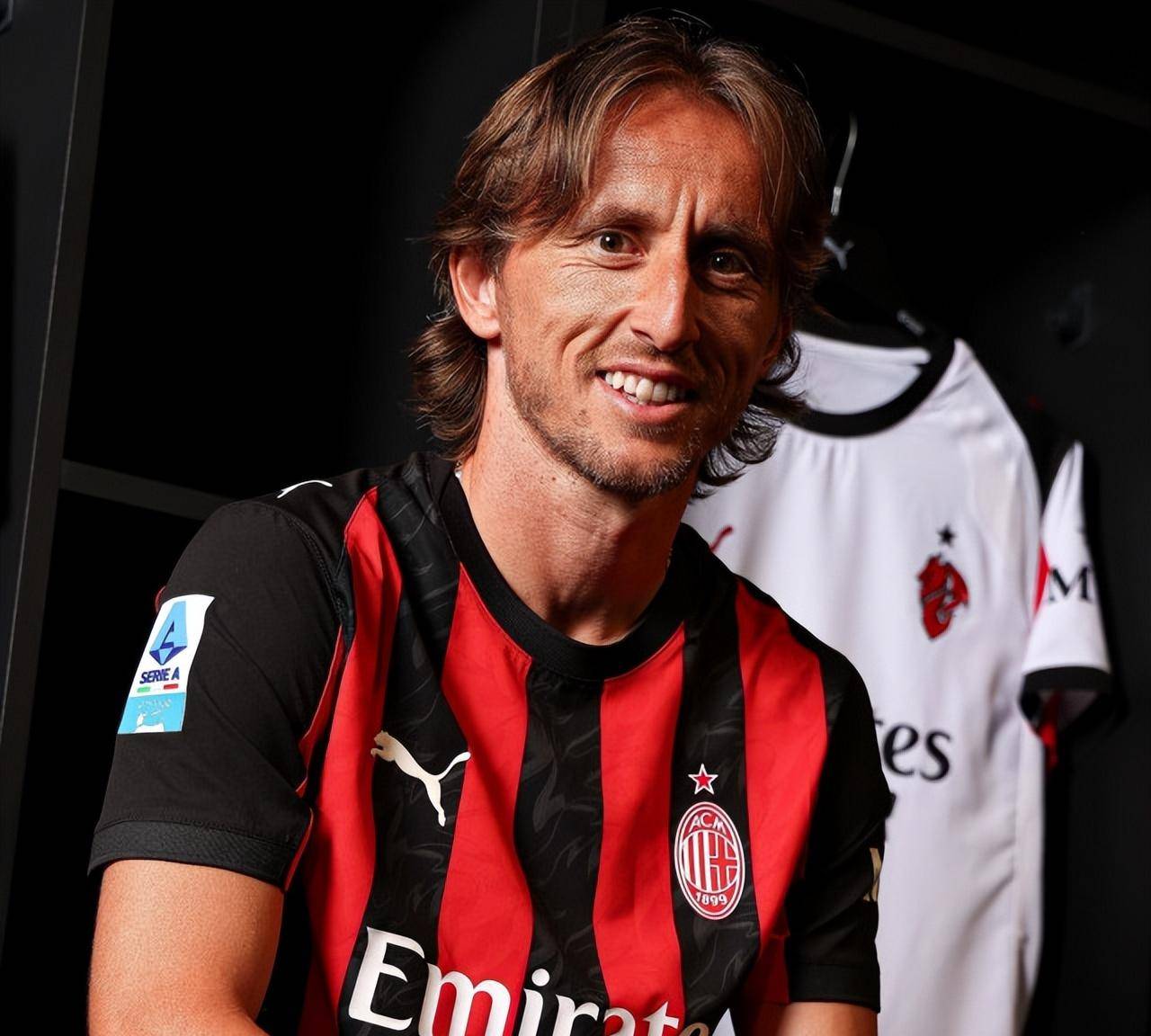 武汉盛帆女篮向仙桃中学捐赠2018万元，女篮队员闪亮登场