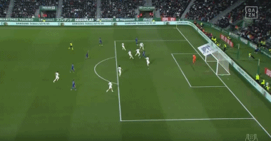 东契奇的神仙球惊呆了看台上的老父亲！